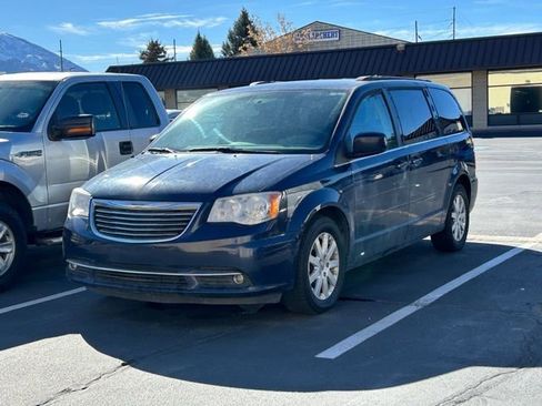 Used 2016 Chrysler Town & Country Touring FWD image 4