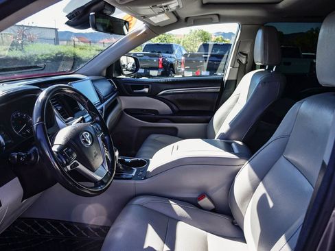 Used 2017 Toyota Highlander Limited image 23