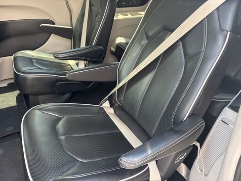 Used 2022 Chrysler Pacifica Limited FWD image 30