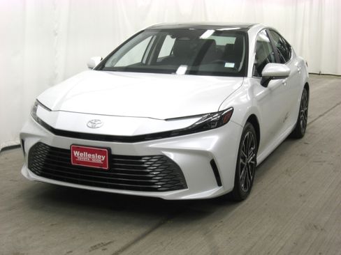 Used 2025 Toyota Camry XLE image 24
