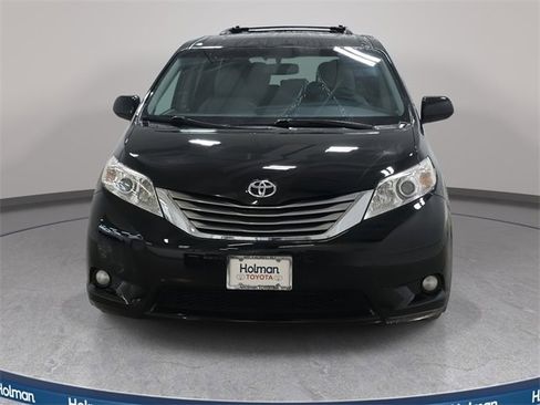 Used 2017 Toyota Sienna XLE Premium image 3
