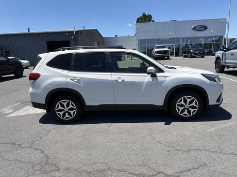 Used 2022 Subaru Forester Premium AWD/4WD image 2