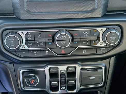 Used 2019 Jeep Wrangler Unlimited Sahara w/ Cold Weather Group AWD/4WD image 16