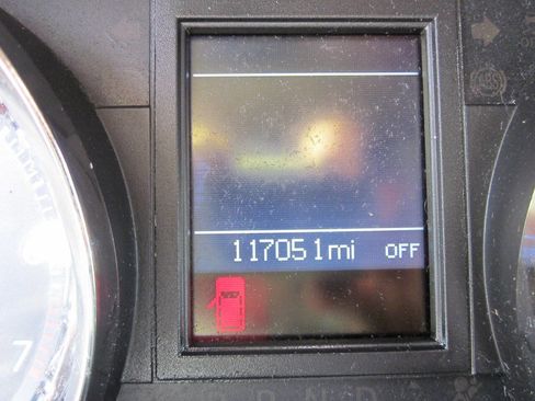 Used 2015 Chrysler Town & Country Touring image 22