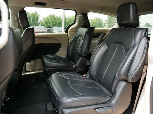 Used 2023 Chrysler Pacifica Touring-L FWD image 11