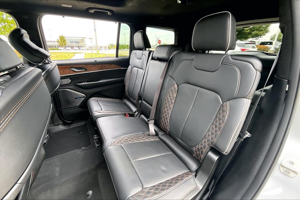 Used 2023 Jeep Grand Cherokee L Summit AWD/4WD image 32