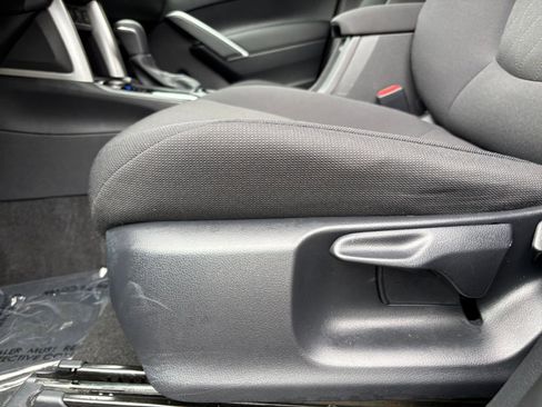 Used 2025 Toyota Corolla Cross LE image 27