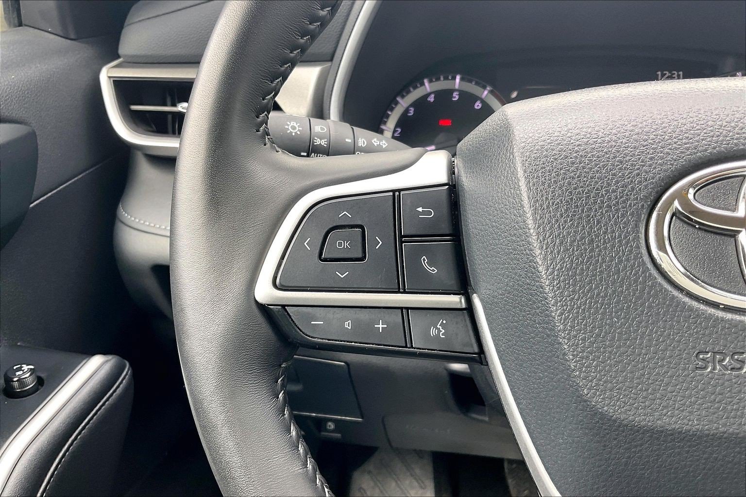 Used 2024 Toyota Highlander XLE AWD/4WD image 23
