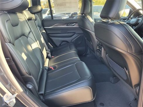 New 2025 Jeep Grand Cherokee Limited image 16