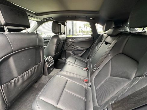 Certified 2024 Porsche Macan AWD/4WD image 35