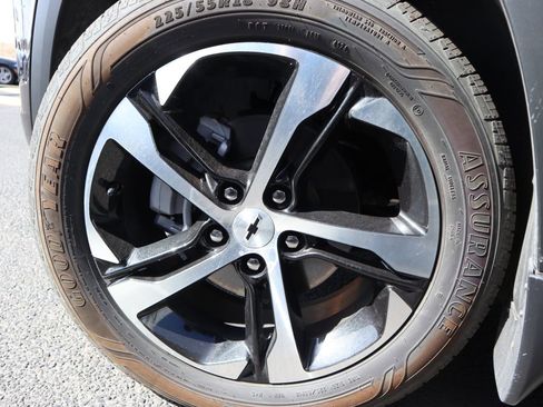 Used 2025 Chevrolet Trax RS w/ Sunroof Package FWD image 17