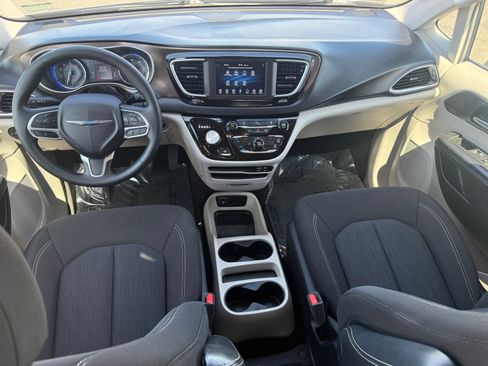 Used 2020 Chrysler Voyager LX FWD image 26