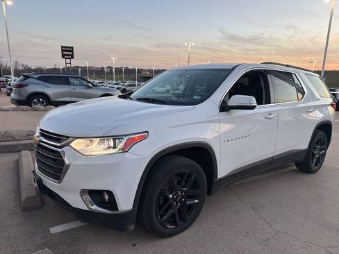 Used 2020 Chevrolet Traverse LT image 1