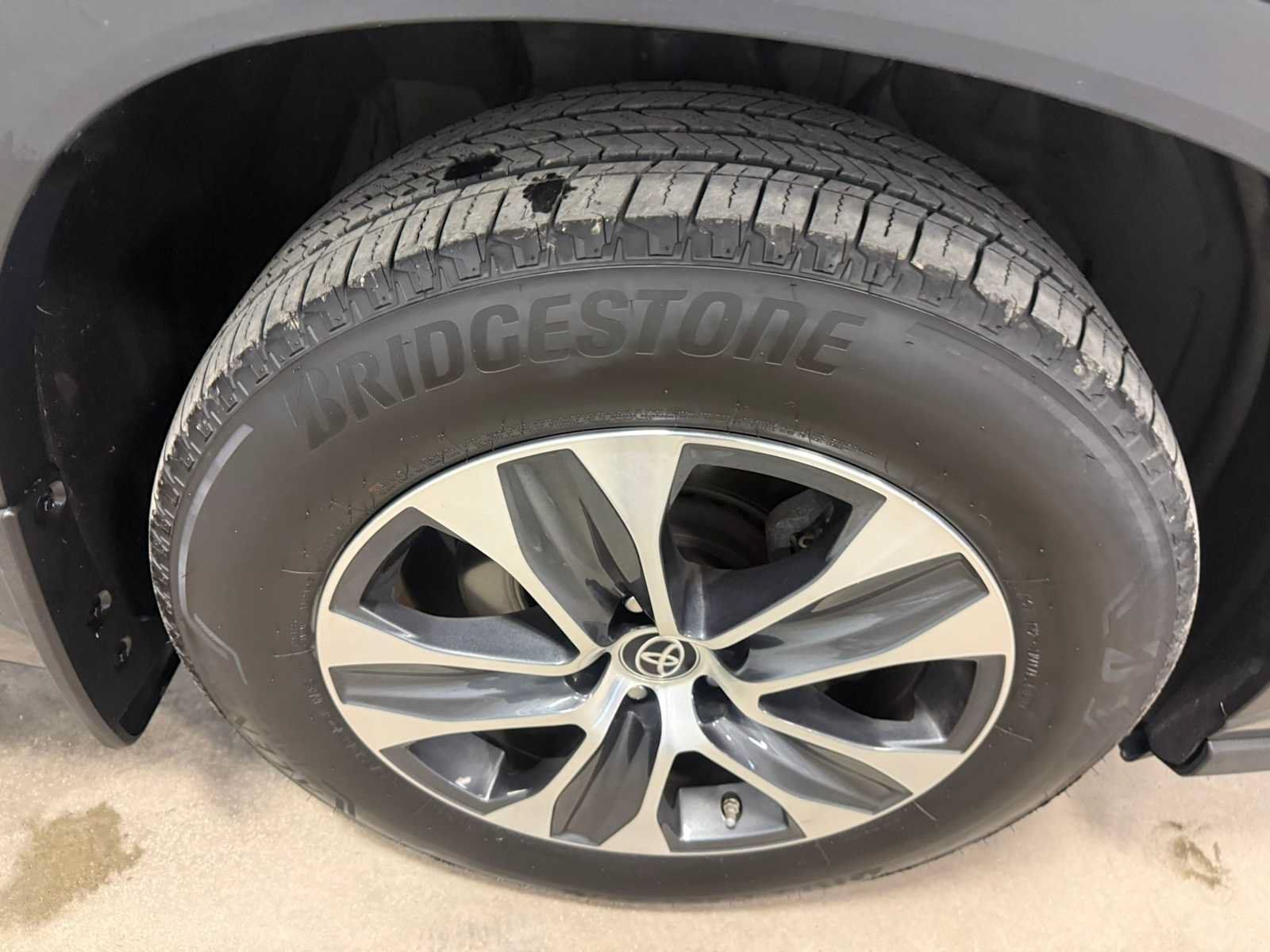 Used 2024 Toyota Highlander XLE AWD/4WD image 12