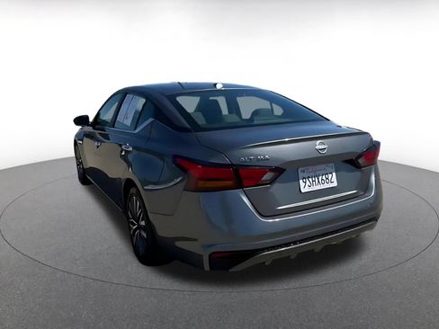 Used 2025 Nissan Altima 2.5 SV FWD image 11