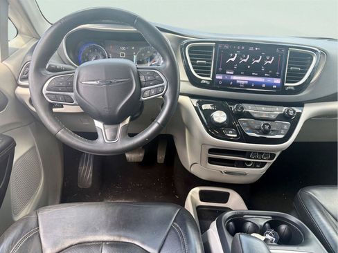 Used 2022 Chrysler Pacifica Touring-L FWD image 9