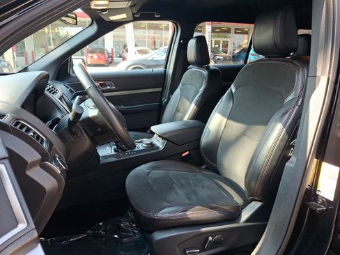 Used 2018 Ford Explorer XLT w/ Equipment Group 202A AWD/4WD image 14