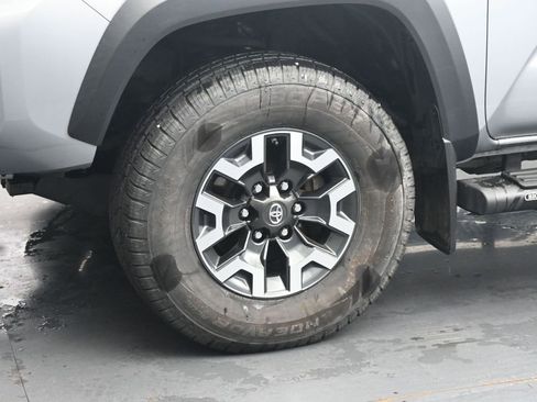 Used 2017 Toyota Tacoma TRD Off-Road w/ Premium & Technology Package AWD/4WD image 12