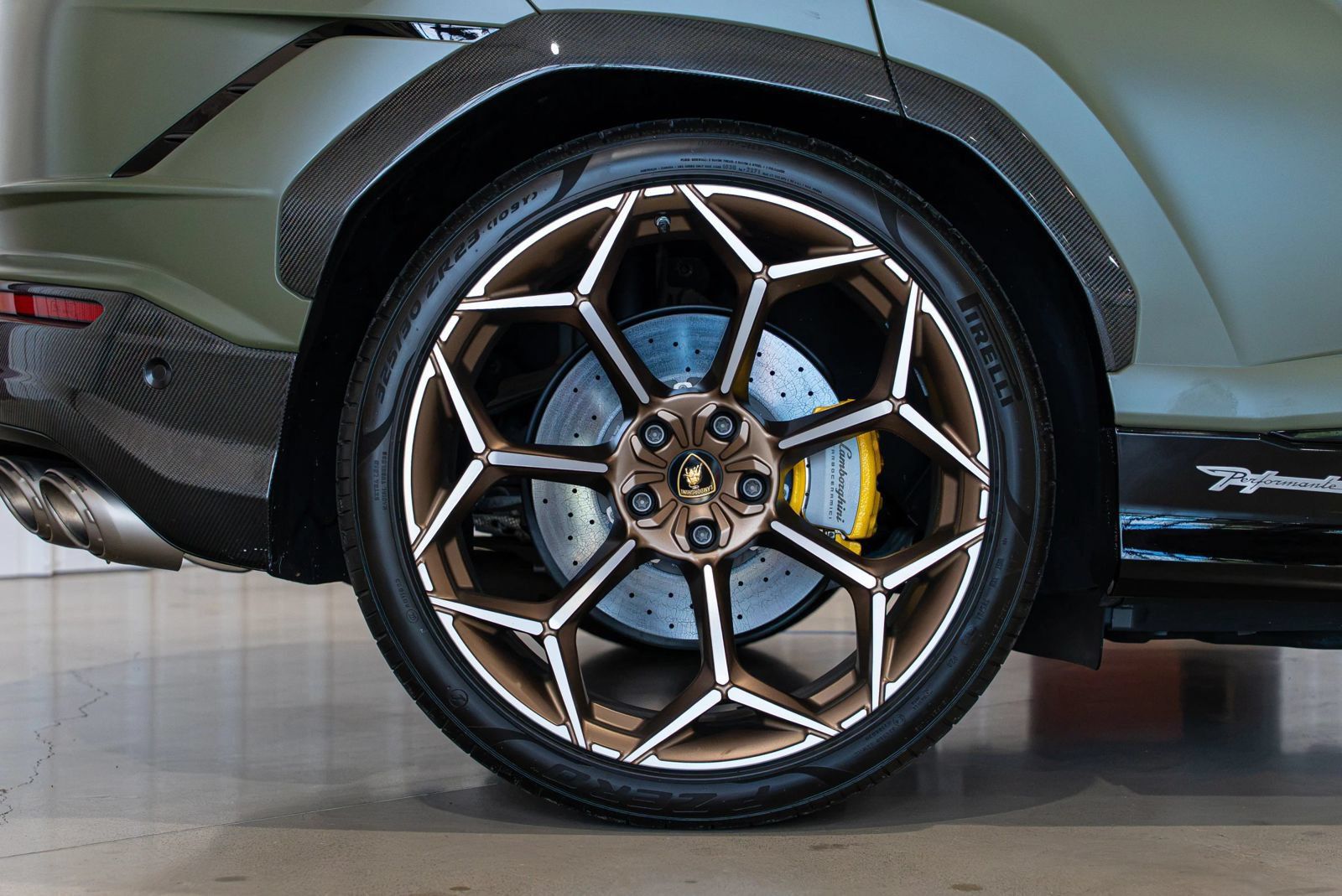 Used 2023 Lamborghini Urus Performante AWD/4WD image 14