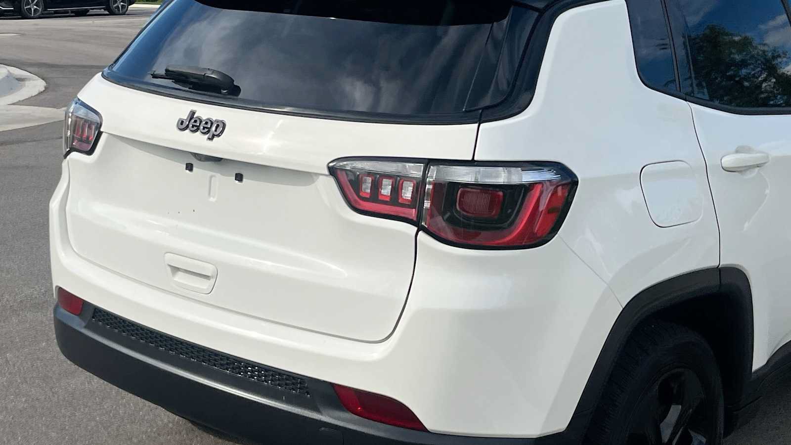 Used 2018 Jeep Compass Latitude w/ Popular Equipment Group FWD image 20