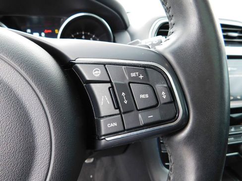 Used 2019 Jaguar F-PACE Premium image 21