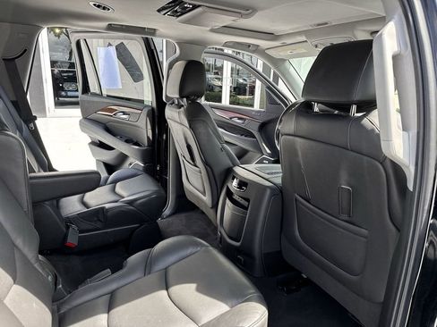 Used 2020 Cadillac Escalade Luxury AWD/4WD image 33