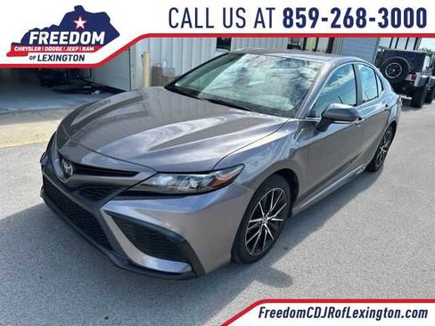 Used 2023 Toyota Camry SE FWD image 1