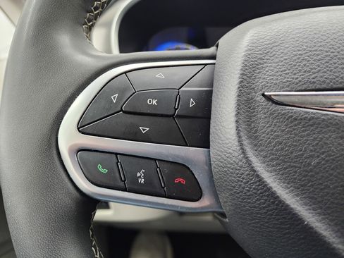 Used 2024 Chrysler Pacifica Touring-L image 19