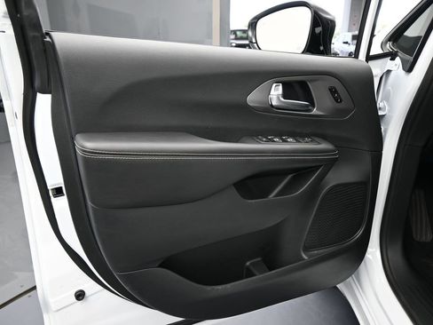 New 2026 Chrysler Pacifica Select image 15