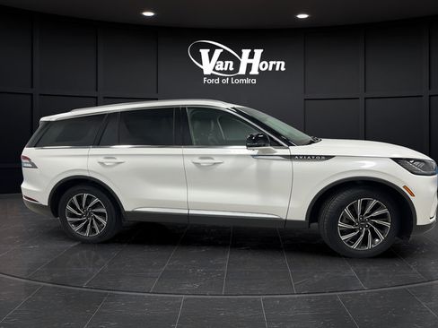 Used 2025 Lincoln Aviator AWD image 8