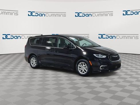 Used 2024 Chrysler Pacifica Touring-L FWD image 2