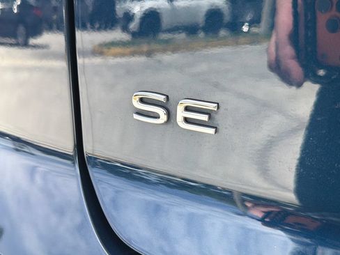 Used 2022 Volkswagen Atlas Cross Sport SE FWD image 10
