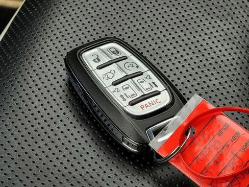 Used 2025 Chrysler Pacifica Limited FWD image 38