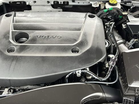 Certified 2025 Volvo XC40 B5 Plus image 32