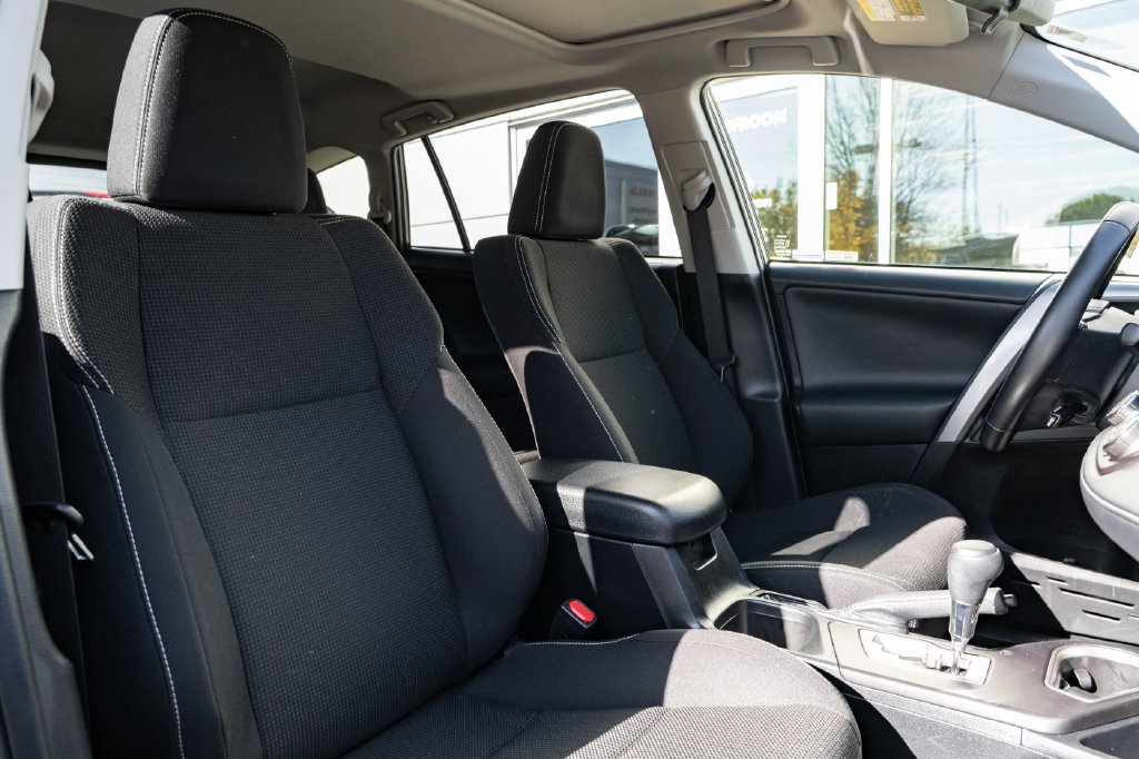 Used 2018 Toyota RAV4 XLE AWD/4WD image 28
