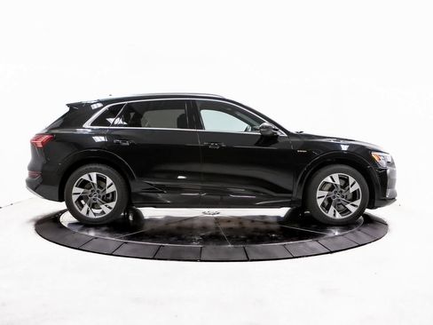 Used 2022 Audi e-tron Premium image 8