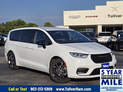 New 2025 Chrysler Pacifica Select