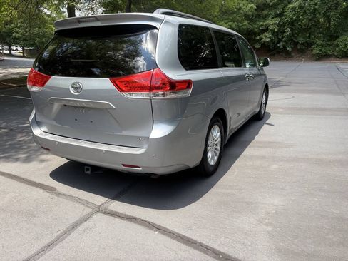 Used 2013 Toyota Sienna XLE w/ Premium Pkg FWD image 3
