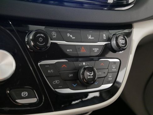 Used 2024 Chrysler Pacifica Touring-L image 23