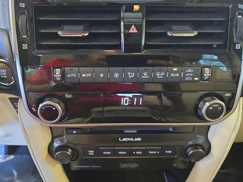 Used 2023 Lexus GX 460 Premium w/ Accessory Package AWD/4WD image 26
