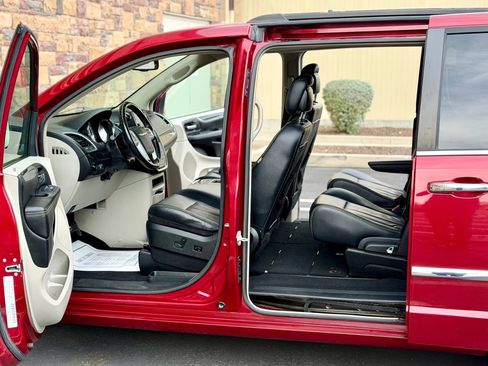 Used 2014 Chrysler Town & Country Touring w/ Trailer Tow Group image 12