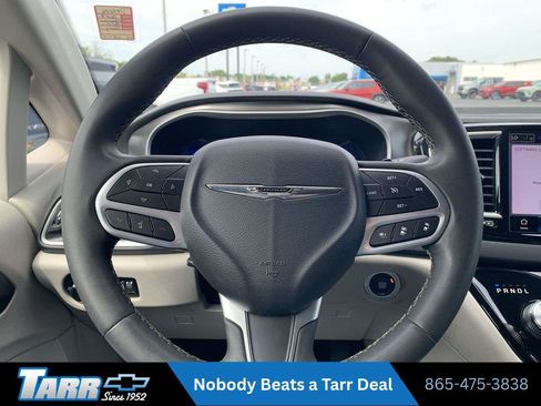 Used 2023 Chrysler Pacifica Touring-L FWD image 11