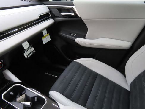 New 2025 Mitsubishi Outlander SE image 19
