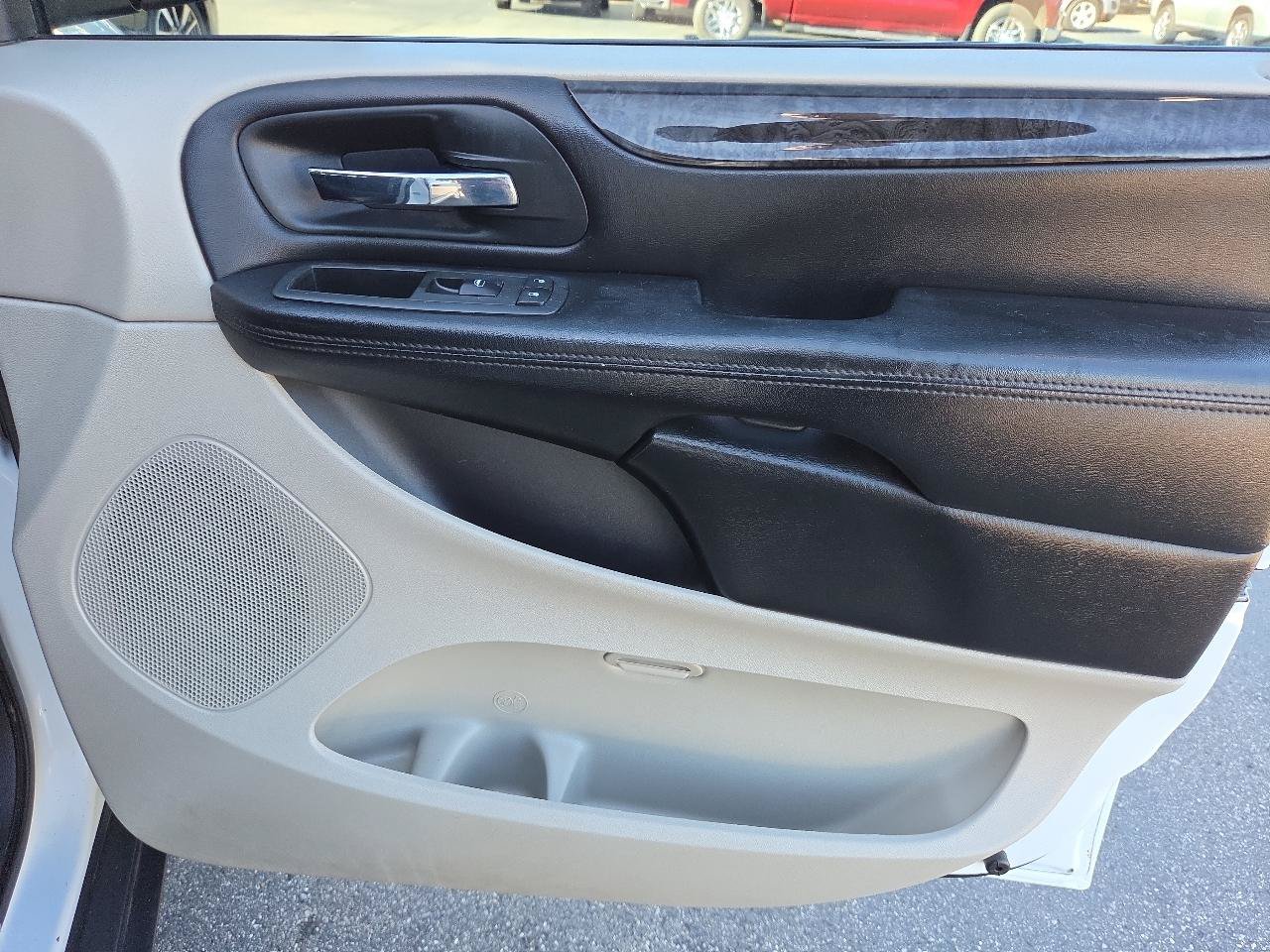 Used 2015 Dodge Grand Caravan American Value Package FWD image 13