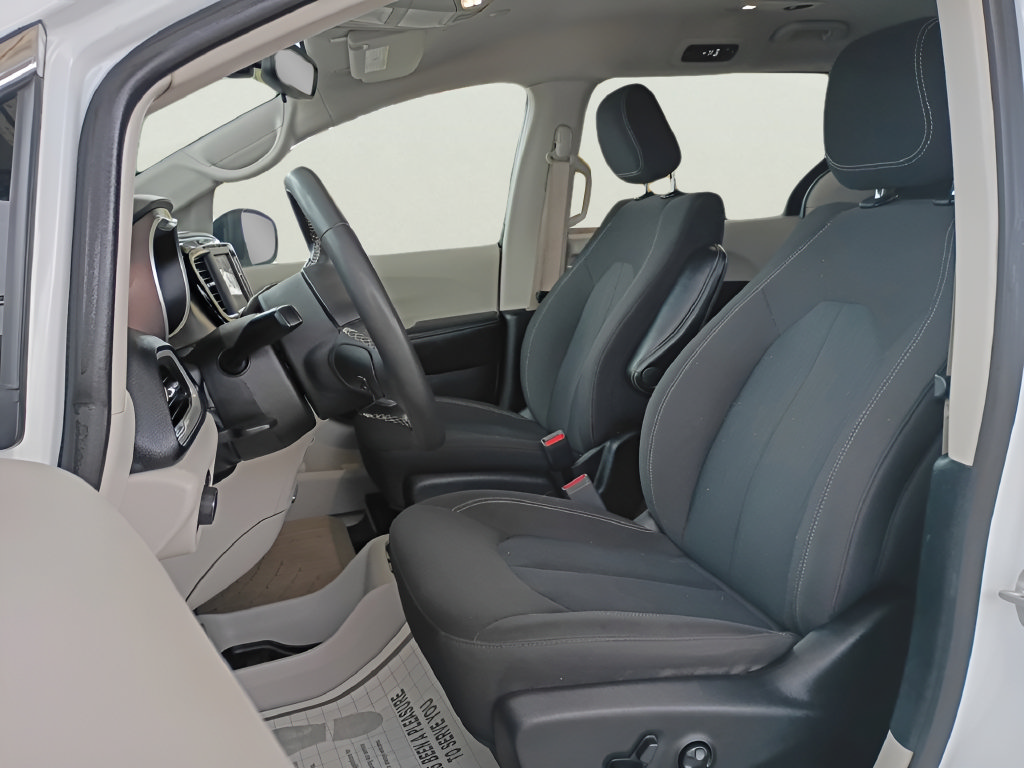 Used 2023 Chrysler Voyager LX FWD image 5