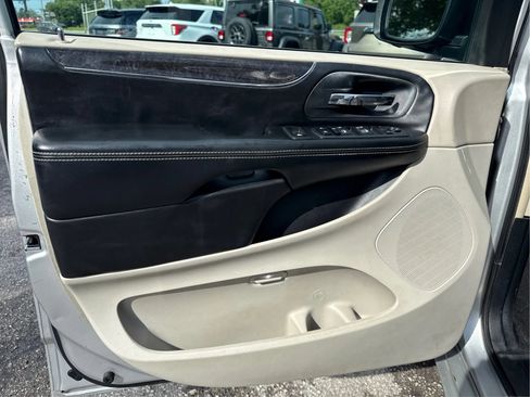 Used 2012 Chrysler Town & Country Touring-L w/ Entertainment Group #2 FWD image 18
