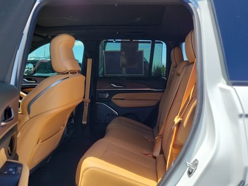 Used 2025 Jeep Grand Cherokee Summit w/ Luxury Tech Group V AWD/4WD image 10