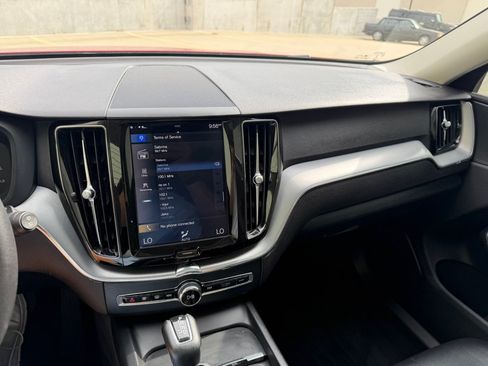 Used 2018 Volvo XC60 T5 Momentum w/ Convenience Package AWD/4WD image 16