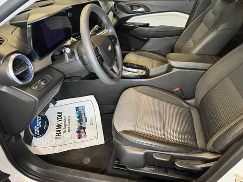 Used 2025 Chevrolet Trax LT FWD image 20