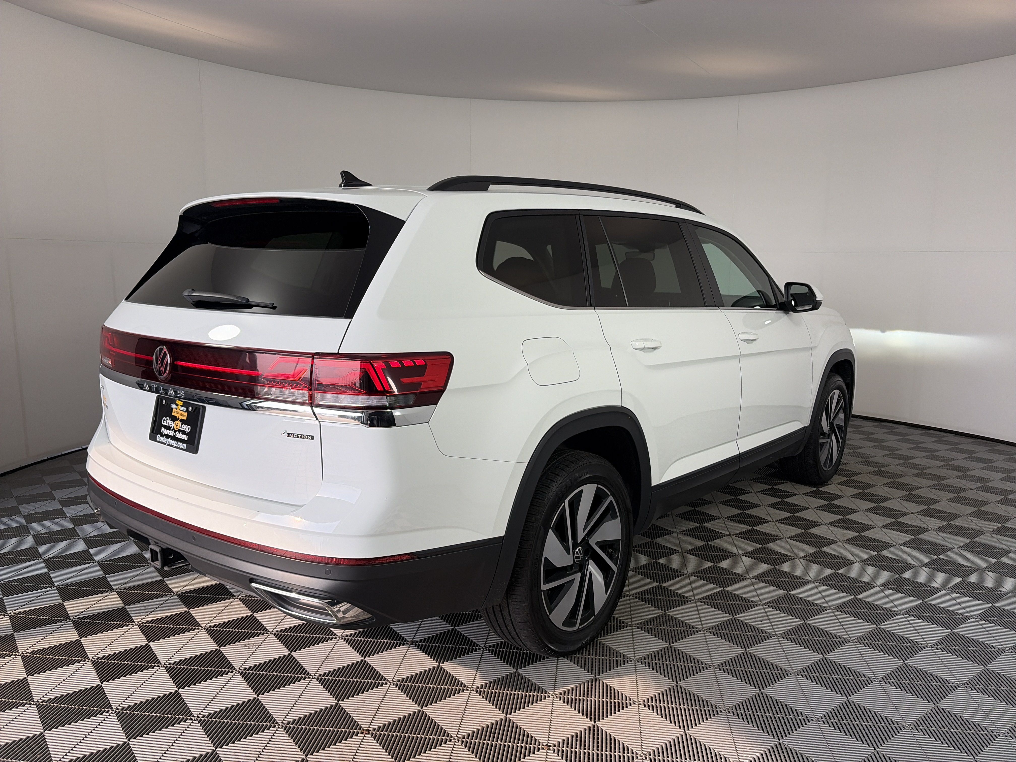Used 2024 Volkswagen Atlas SE AWD/4WD image 11